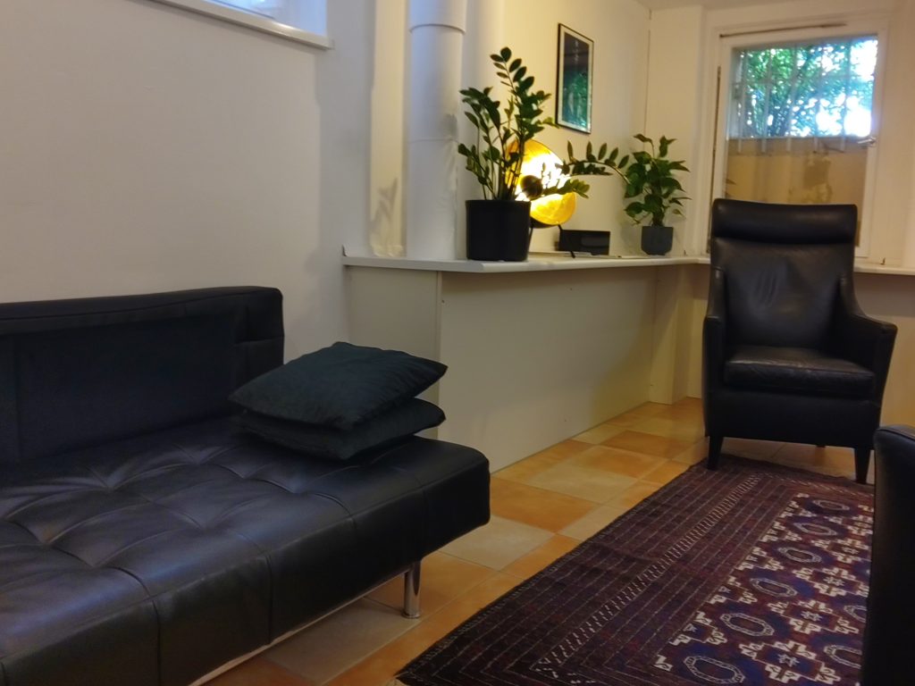 Praxis, Therapieraum, Sessel und Liege, Psychoanalyse