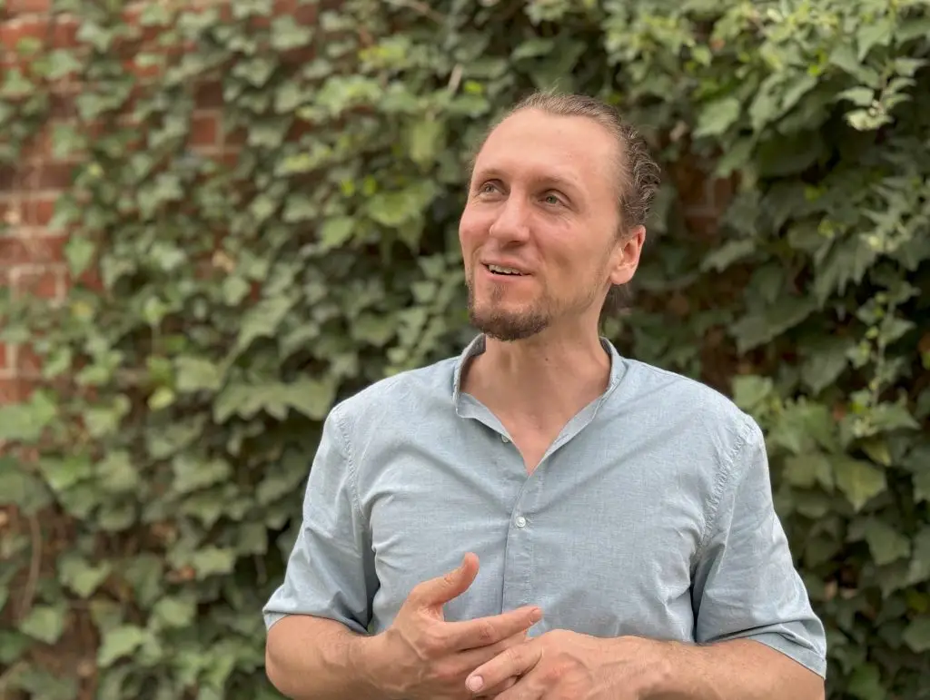 Porträt David F. Haupt, nachdenklich